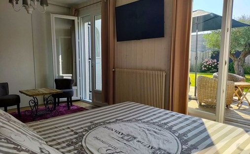 Propriété D'exception Avec 2 Maisons Indépendantes, Piscine Et Jardin Paysager