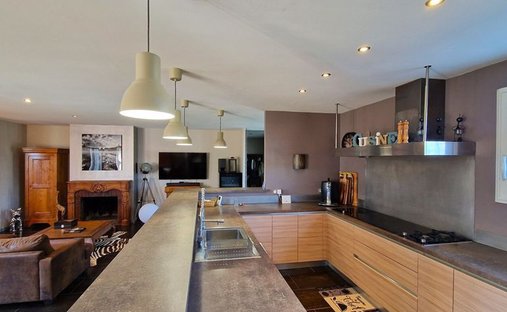 Propriété D'exception Avec 2 Maisons Indépendantes, Piscine Et Jardin Paysager