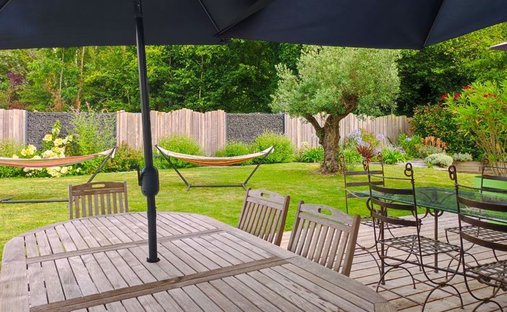 Propriété D'exception Avec 2 Maisons Indépendantes, Piscine Et Jardin Paysager