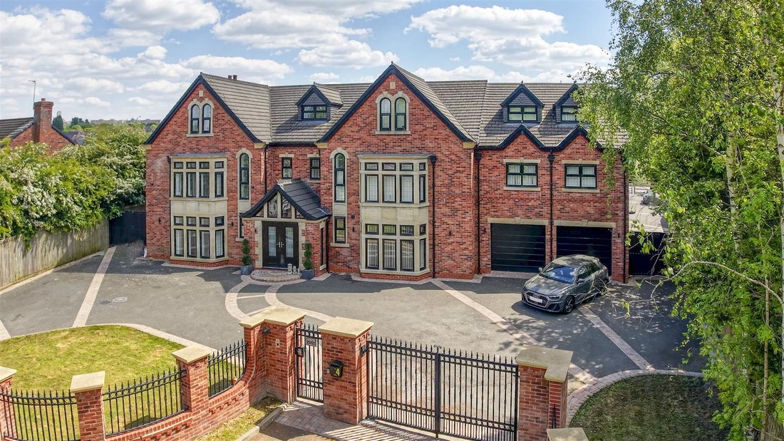 House in Chadderton, England 1 - 15841799