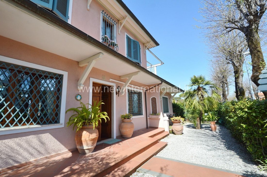 House in Center, Forte dei Marmi, Tuscany 3 - 12399161