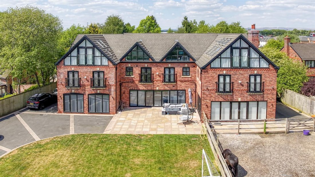 House in Chadderton, England 2 - 15841799
