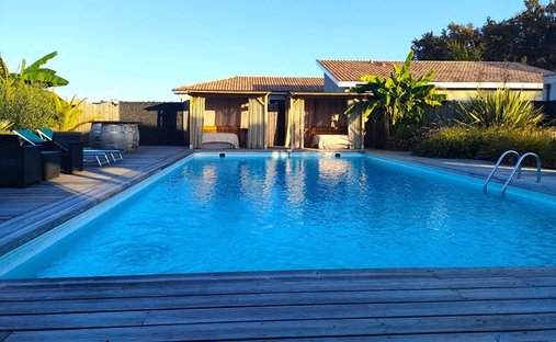 Propriété D'exception Avec 2 Maisons Indépendantes, Piscine Et Jardin Paysager