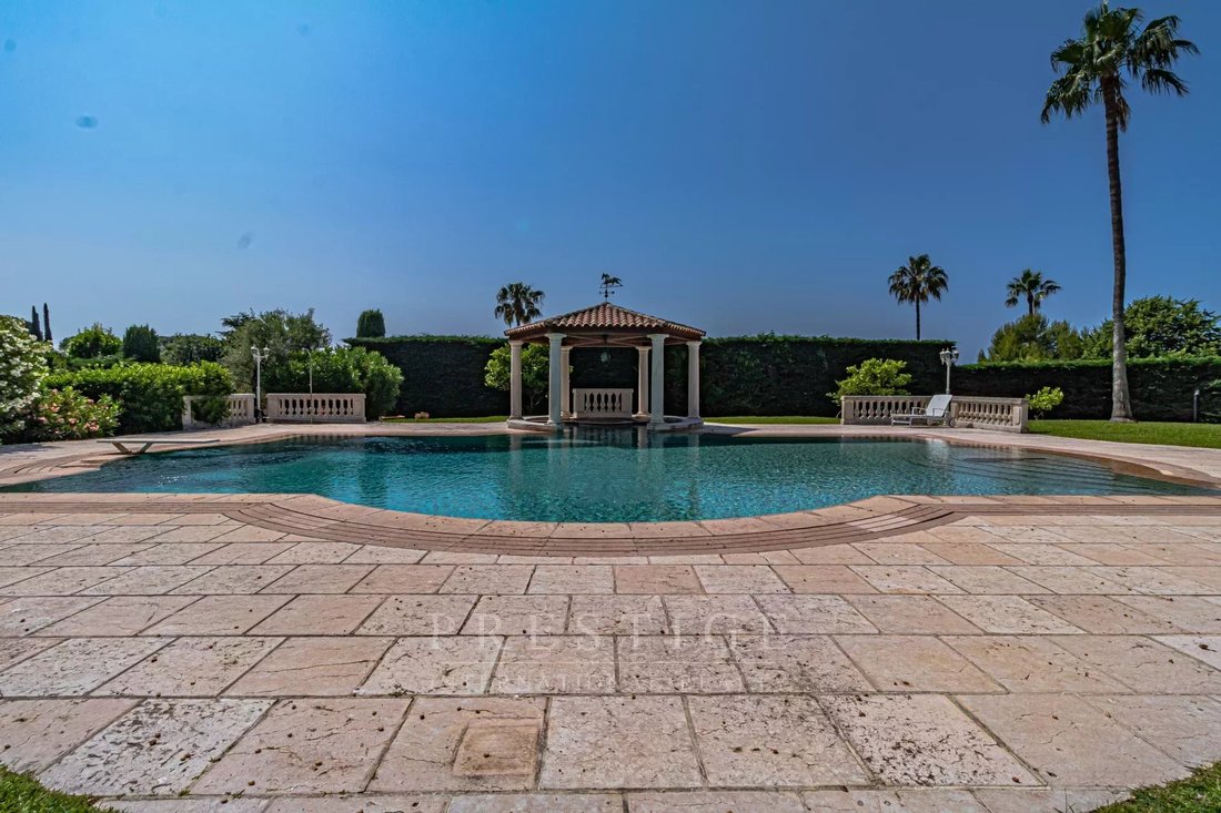 House in Antibes, Provence-Alpes-Côte d'Azur, France 2 - 15844074