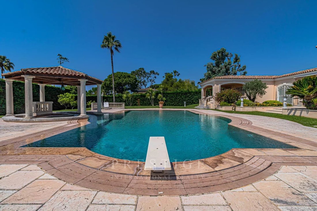 House in Antibes, Provence-Alpes-Côte d'Azur, France 4 - 15844074