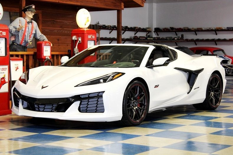 Z06 - 70th Anniversary 3LZ w/ 4 MILES  5.5L V8  Automatic  White Pearl Metallic! in New Braunfels, United States 4 - 15847812