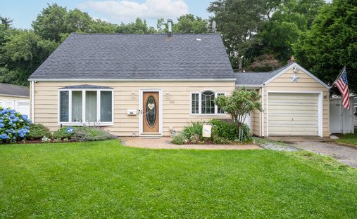 House in Carle Place, New York, United States 1