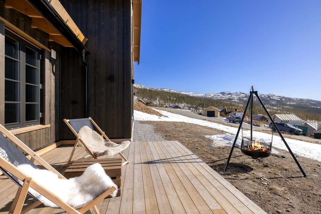 Turufjell’s Crown: A Modern Alpine Sanctuary Where Sunlight Dances