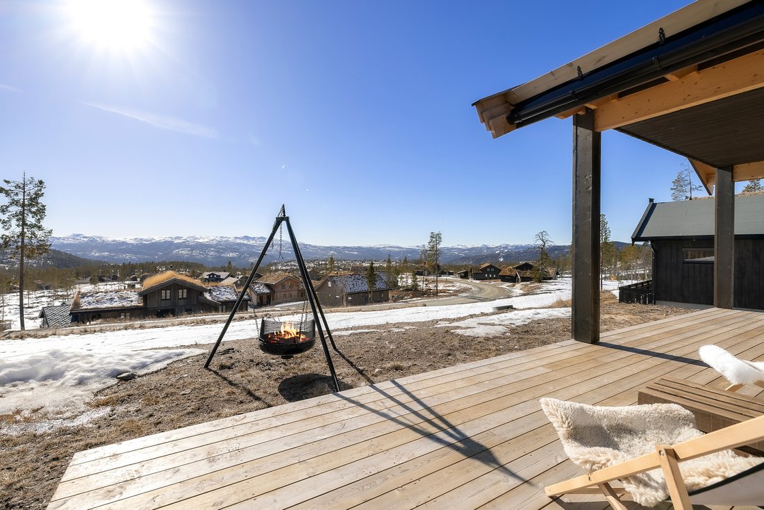 Turufjell’s Crown: A Modern Alpine Sanctuary Where Sunlight Dances