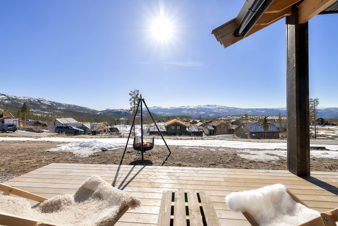 Turufjell’s Crown: A Modern Alpine Sanctuary Where Sunlight Dances
