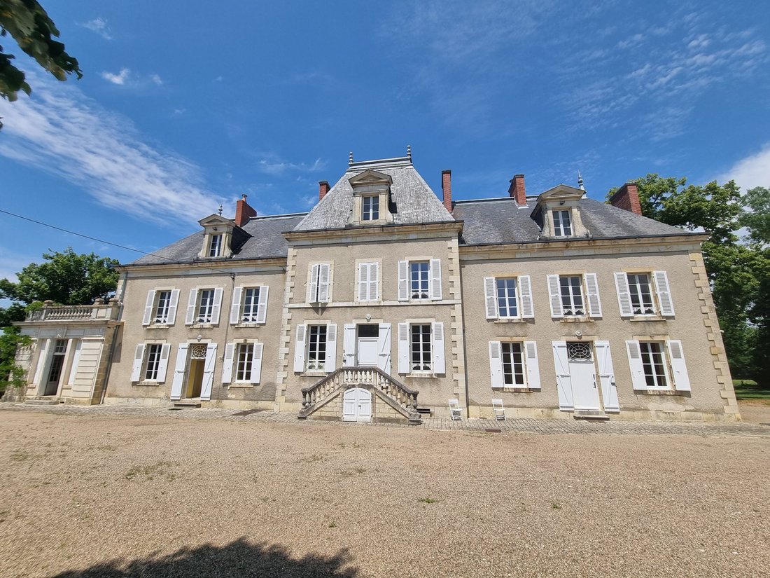 Château des Rêves Bourguignons: 7 Hectares of Timeless Elegance Near Paris