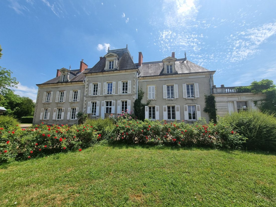 Château des Rêves Bourguignons: 7 Hectares of Timeless Elegance Near Paris
