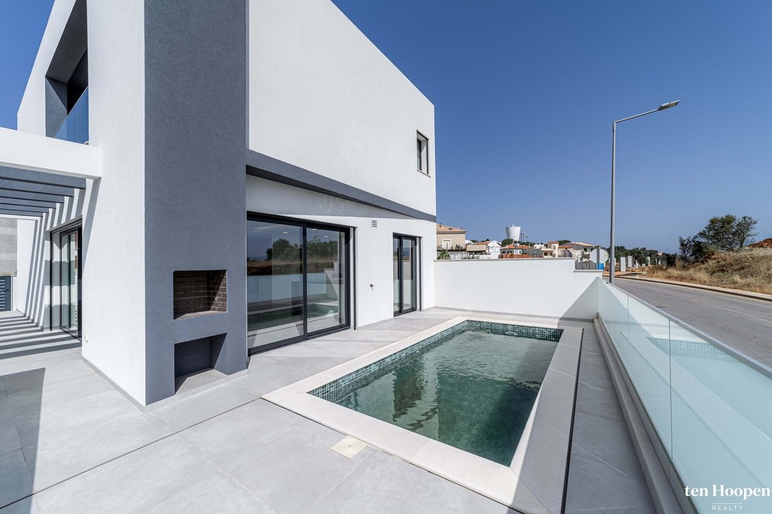 Villa in Mexilhoeira Grande, Algarve, Portugal 1 - 14863288
