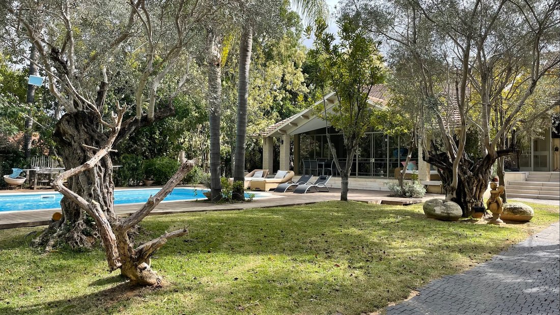 House in Savyon, Center District, Israel 2 - 15861539