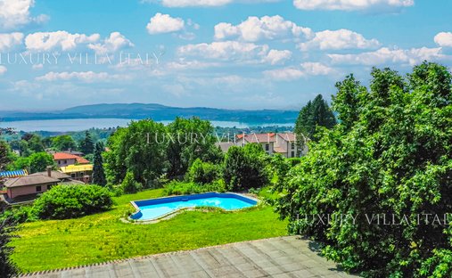 Villa in Barasso, Lombardy, Italy 1