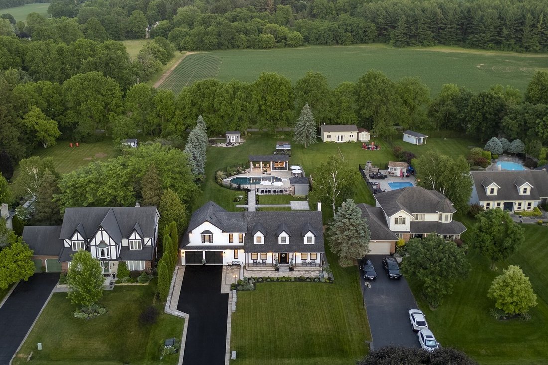 House in Hamilton, Ontario, Canada 2 - 15859704