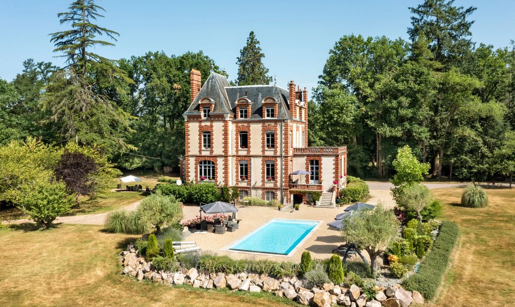 Sologne – A Recently Restored Former Hunting Lodge Set In 1.3 Hectares
