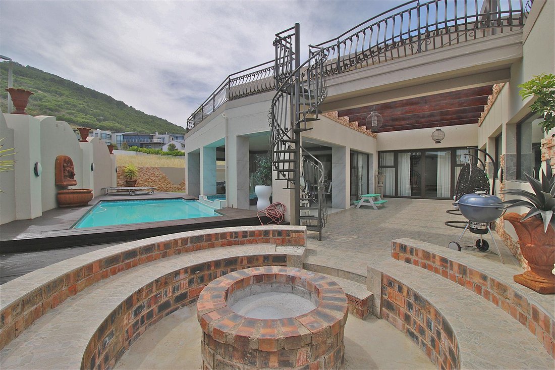 House in Northern Suburbs, Cape Town, South Africa 2 - 15856013