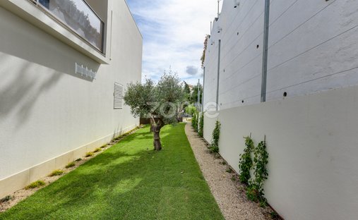 Apartment in Santa Clara, Lisbon, Portugal 1