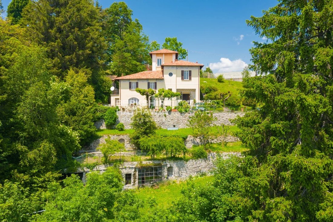 Villa in Brunate, Lombardy, Italy 1 - 12951938