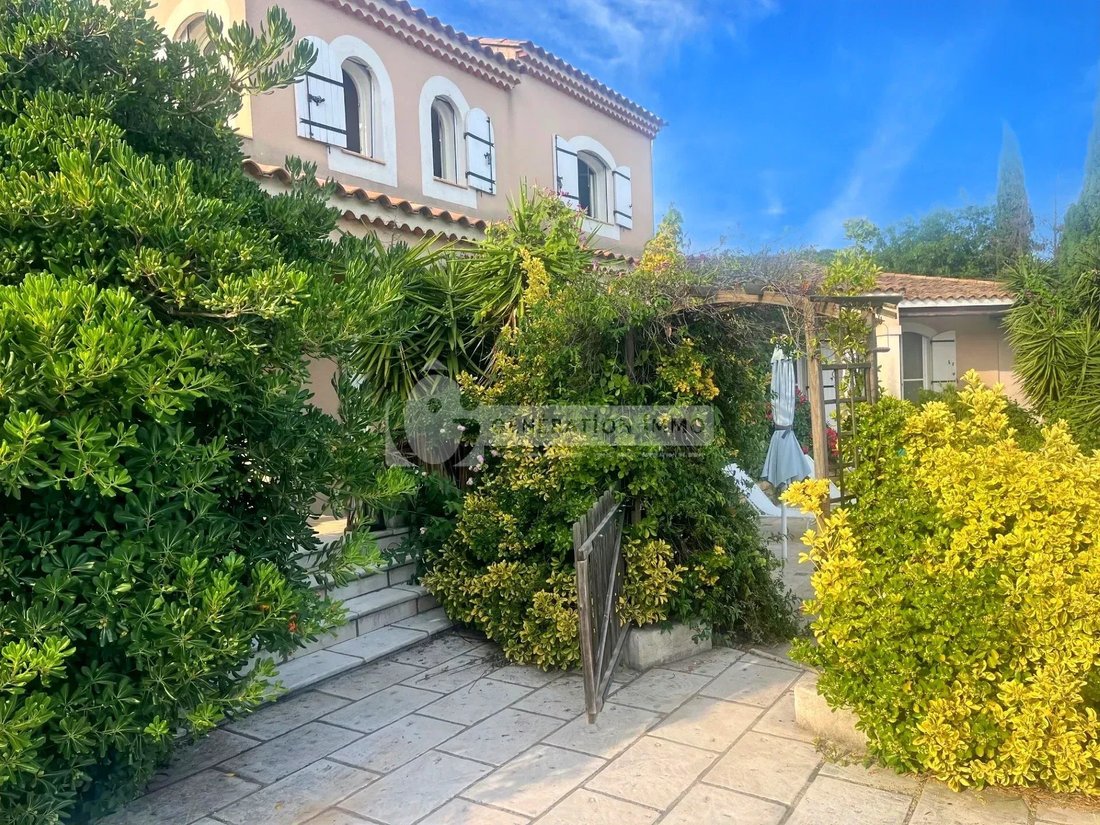 Villa in Arles, Provence-Alpes-Côte d'Azur, France 1 - 15843010