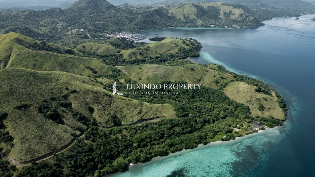 Land in Komodo, East Nusa Tenggara, Indonesia 5 - 15866041