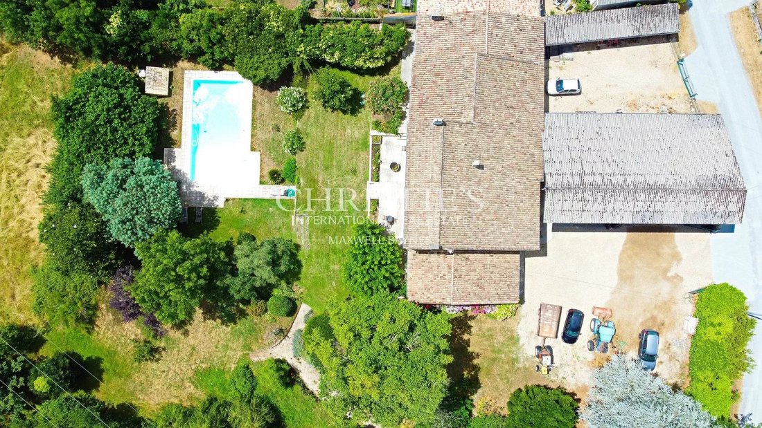 Estate in Saint-Denis-de-Pile, Nouvelle-Aquitaine, France 1 - 15863472