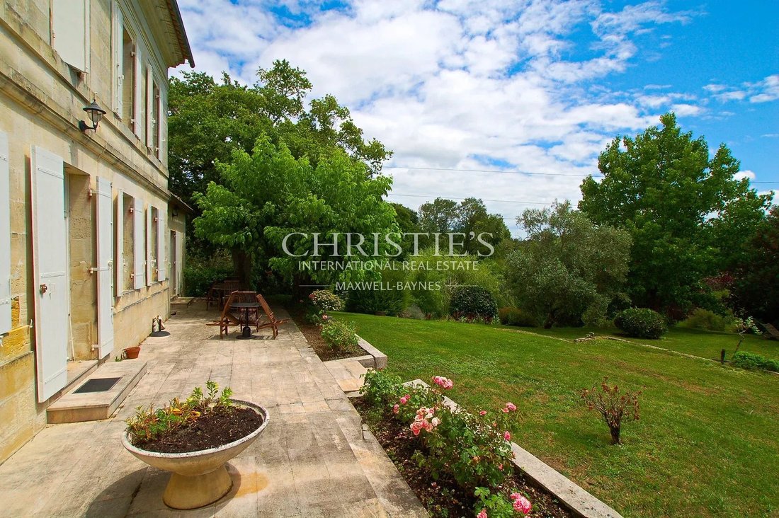Estate in Saint-Denis-de-Pile, Nouvelle-Aquitaine, France 4 - 15863472