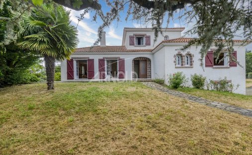 House in Rive Droite de la Sèvre, Clisson, France 1