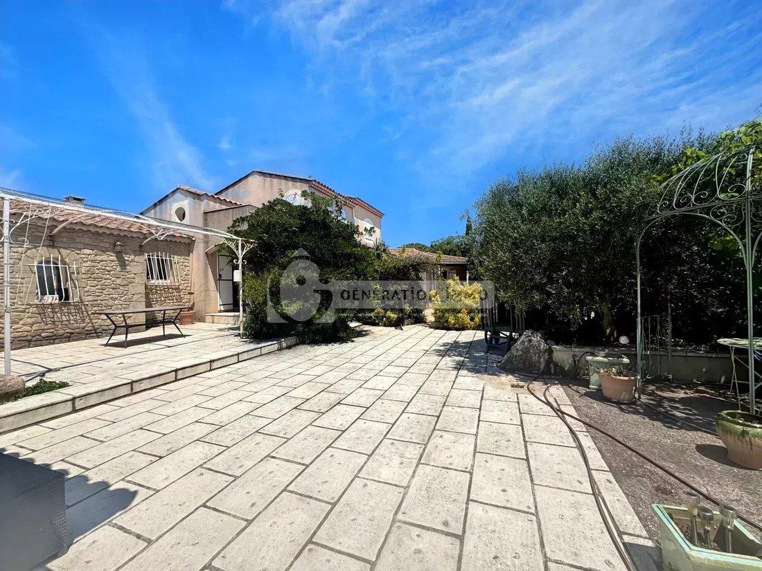 Villa in Arles, Provence-Alpes-Côte d'Azur, France 2 - 15843010