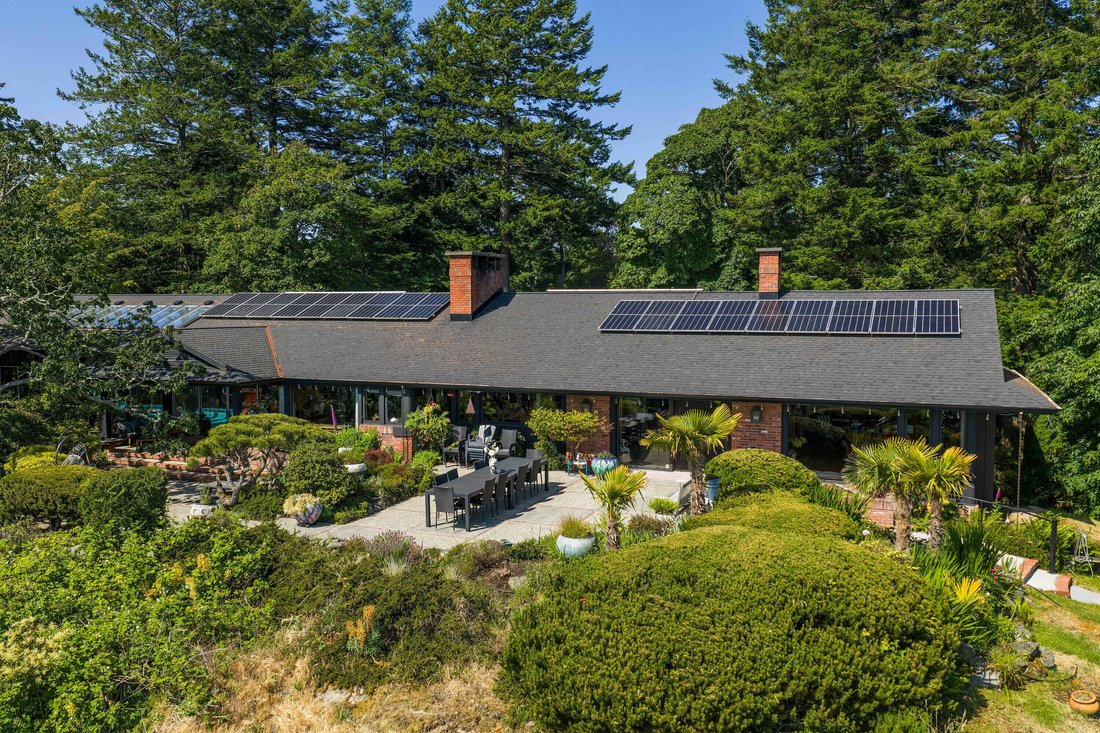 House in Saanich, British Columbia, Canada 1 - 13962430