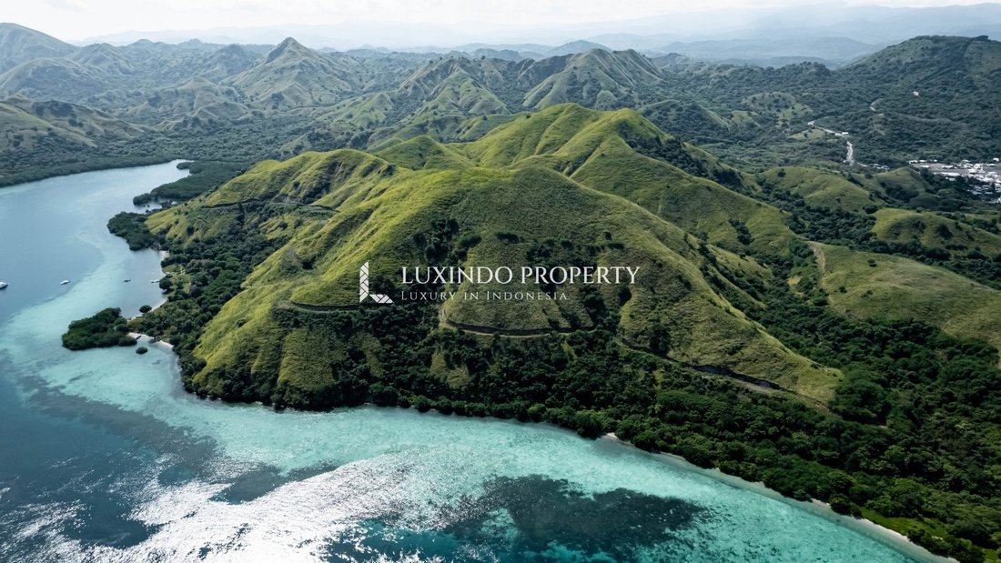 Land in Komodo, East Nusa Tenggara, Indonesia 3 - 15866041