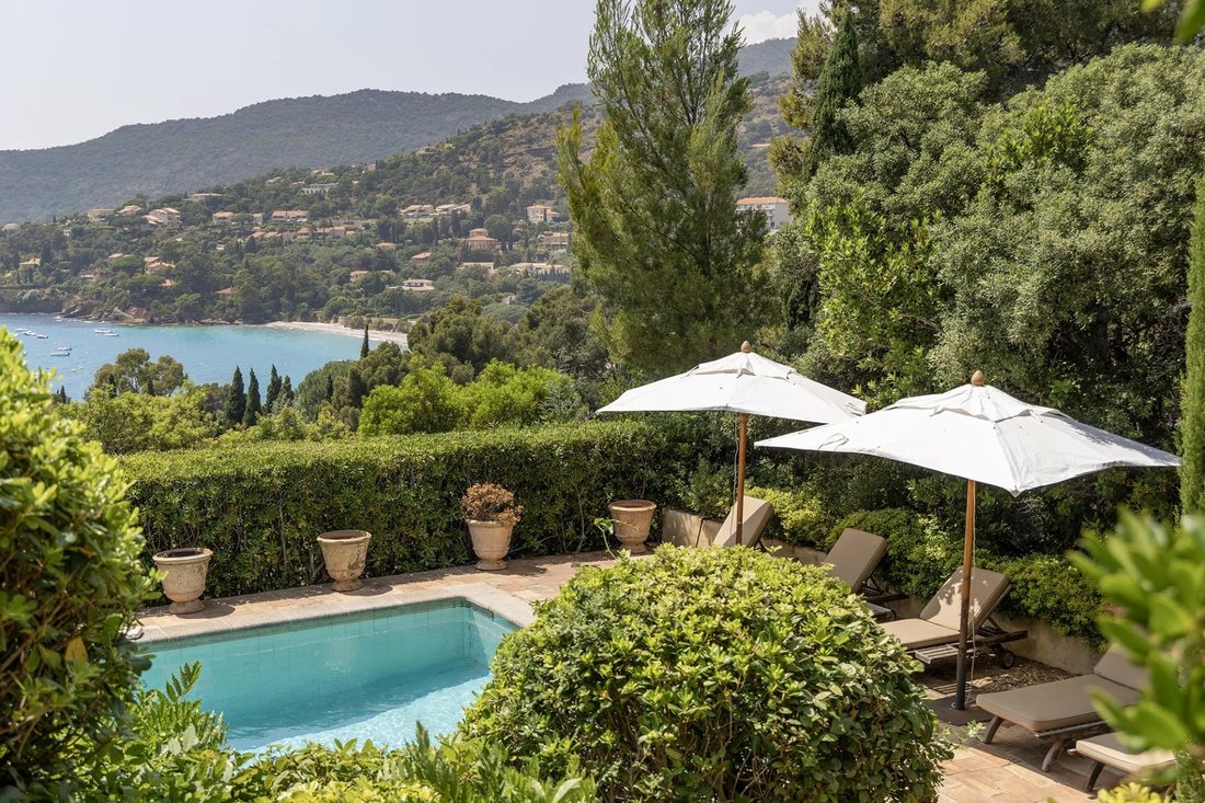 Villa in Rayol-Canadel-sur-Mer, Provence-Alpes-Côte d'Azur, France 1 - 15870117