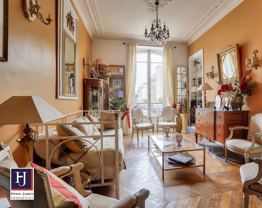 Apartment in Domaine National du Château, Versailles, France 3 - 15868756