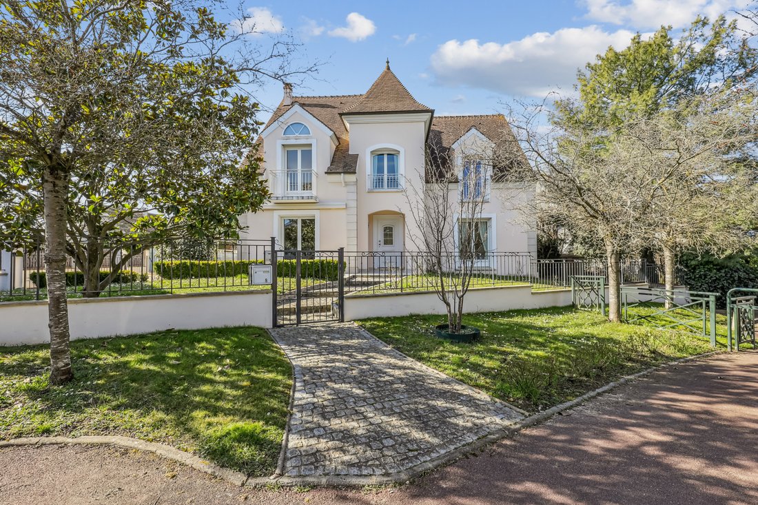 House in Chatou, Ile-de-France, France 1 - 15870224
