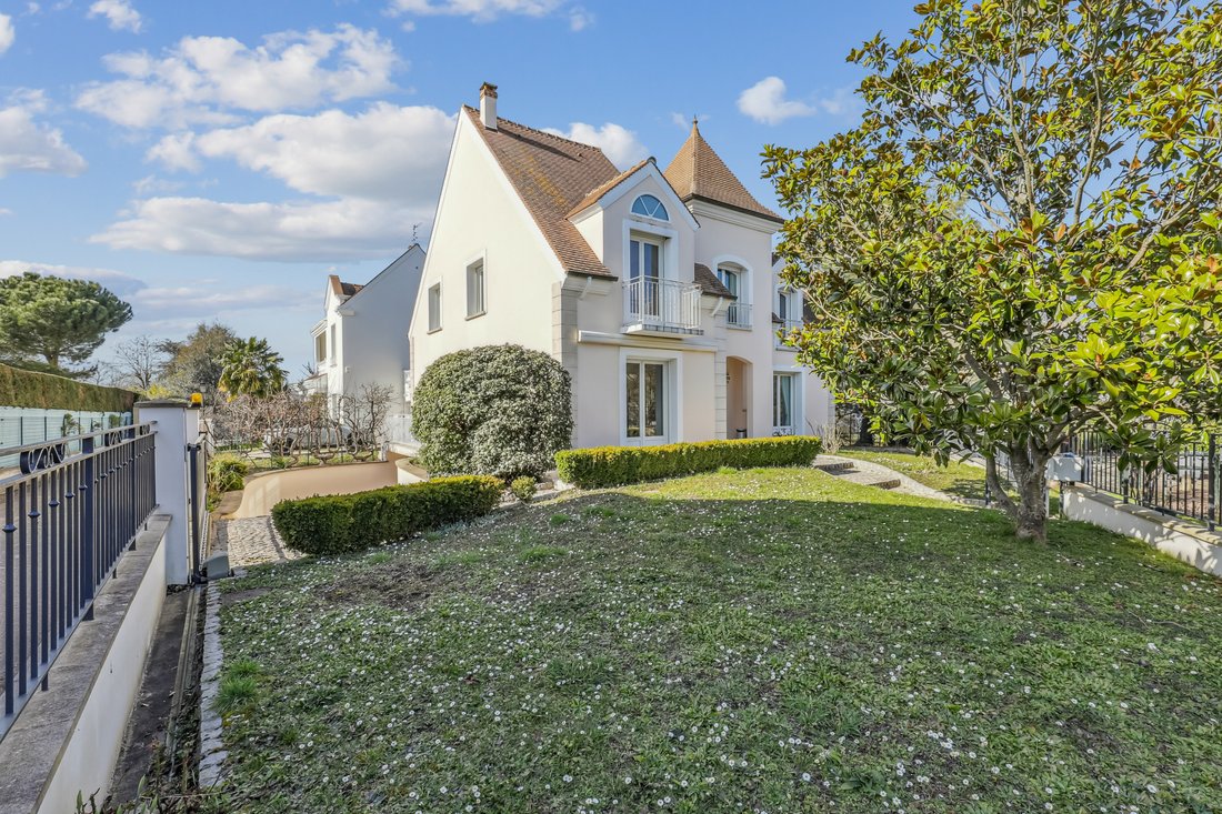 House in Le Vésinet, Ile-de-France, France 2 - 15870157