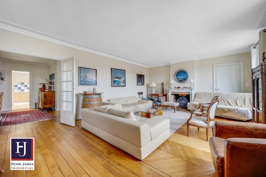 Apartment in Domaine National du Château, Versailles, France 3 - 15869148