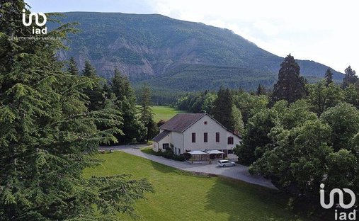 Castle for Sale in Saint-Pierre-d'Argençon, Provence-Alpes-Côte d'Azur, France