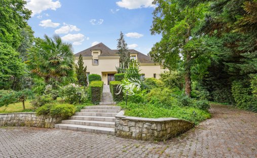 Castle in Plaine des Courlis, Croissy-sur-Seine, France 1