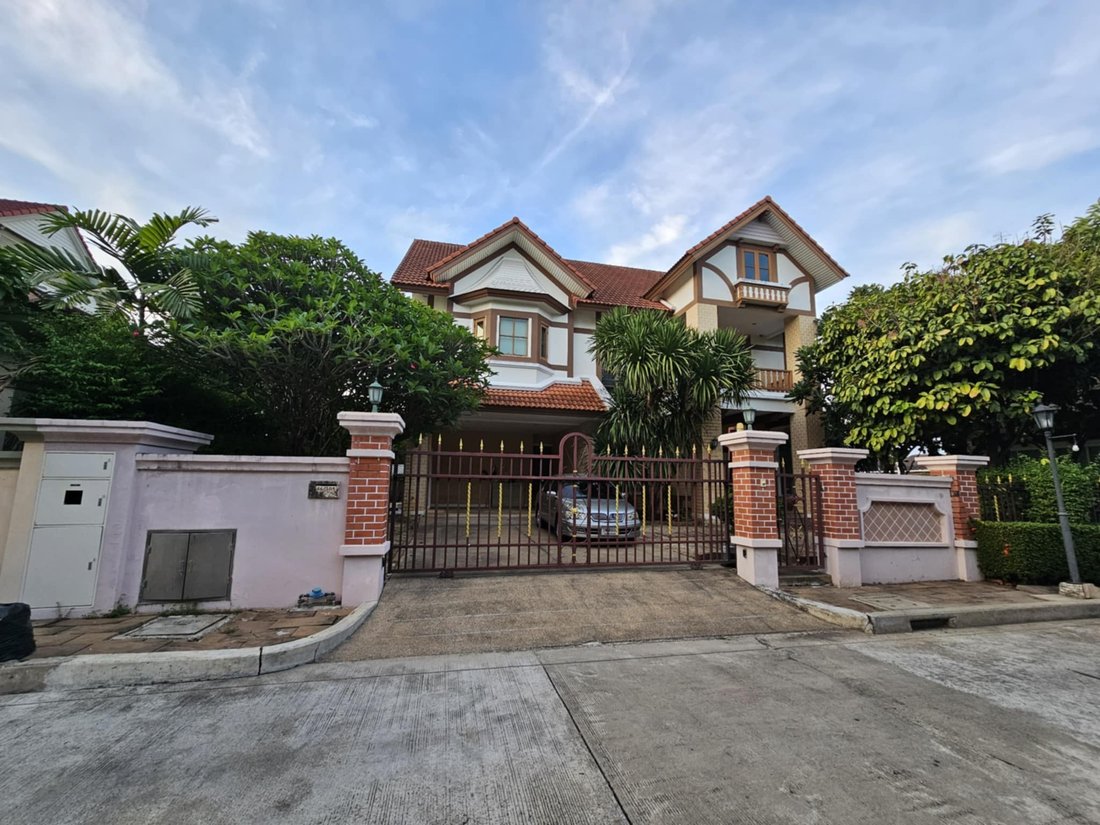 House in Bang Phrom, Krung Thep Maha Nakhon, Thailand 4 - 15879504