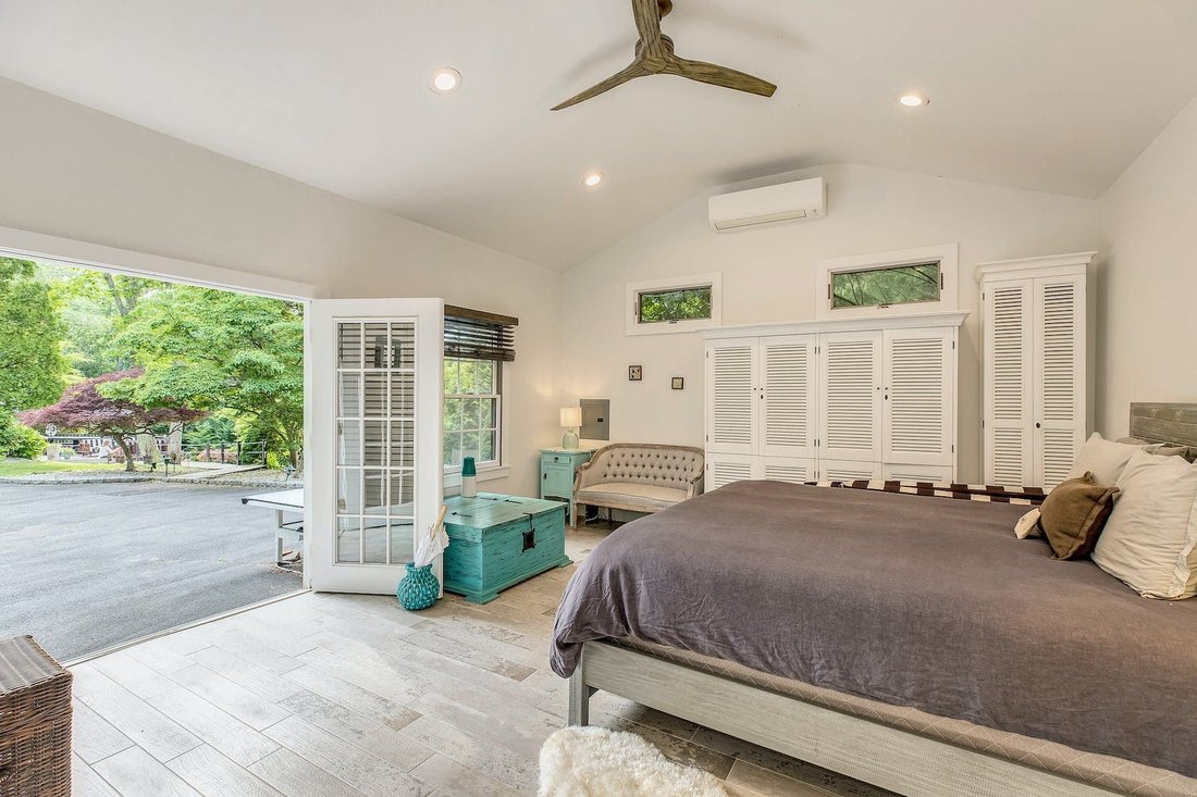 Hampton Bays, New York, United States 5 - 15877909