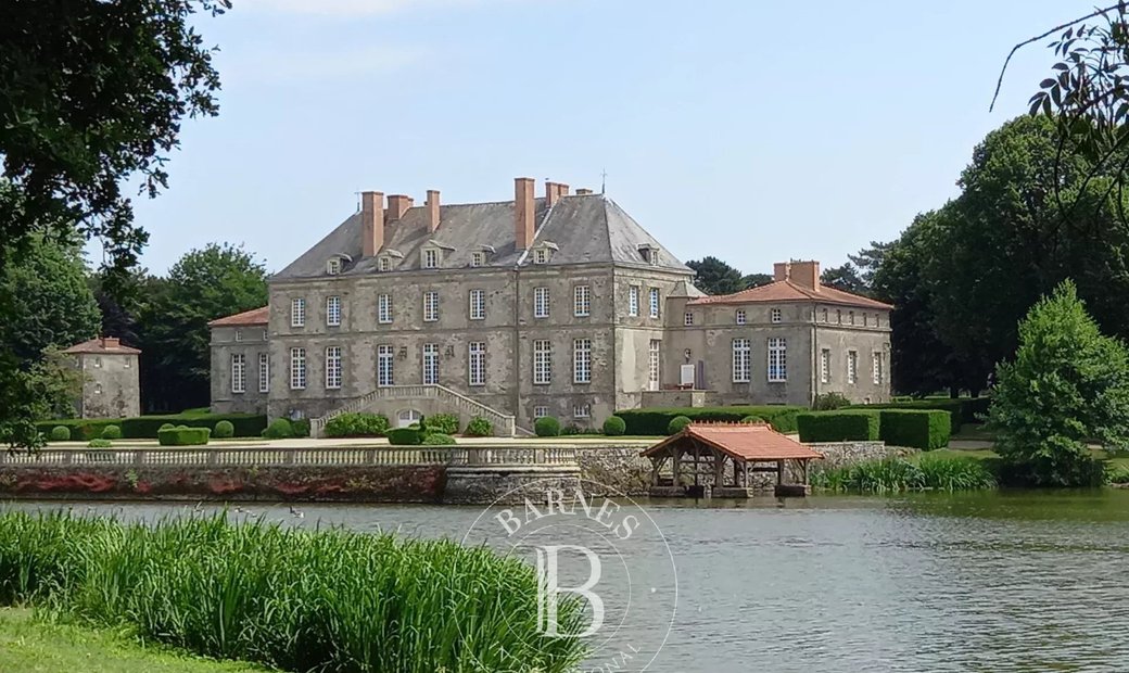 Vendée (85) 18th Century Listed Chateau Estate Of 42 Hectares