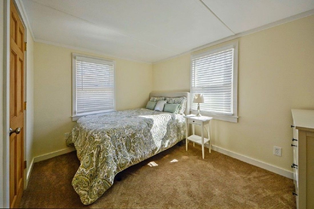 Hampton Bays, New York, United States 5 - 15879278