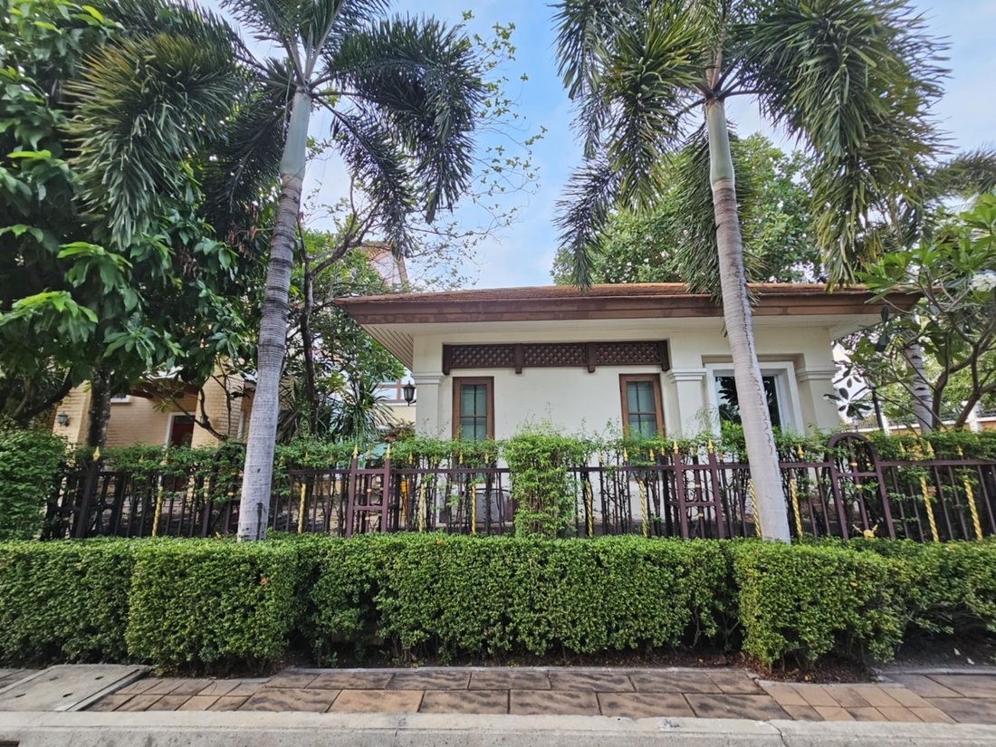 House in Bang Phrom, Krung Thep Maha Nakhon, Thailand 2 - 15879504