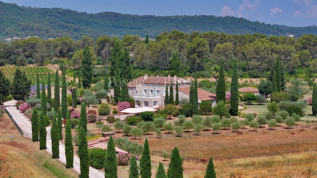 Estate in Brignoles, Provence-Alpes-Côte d'Azur, France 4 - 15594248