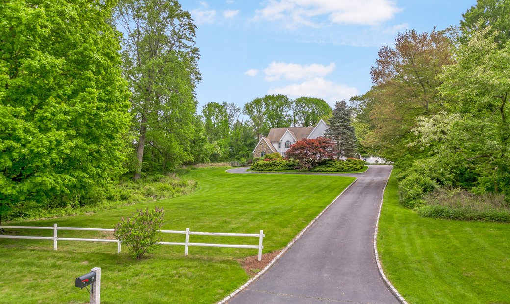 Custom Colonial In Newtown, Connecticut, United States For Sale (15886985)