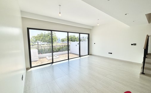 Townhouse in Al Muraqqabat, Dubai, United Arab Emirates 1