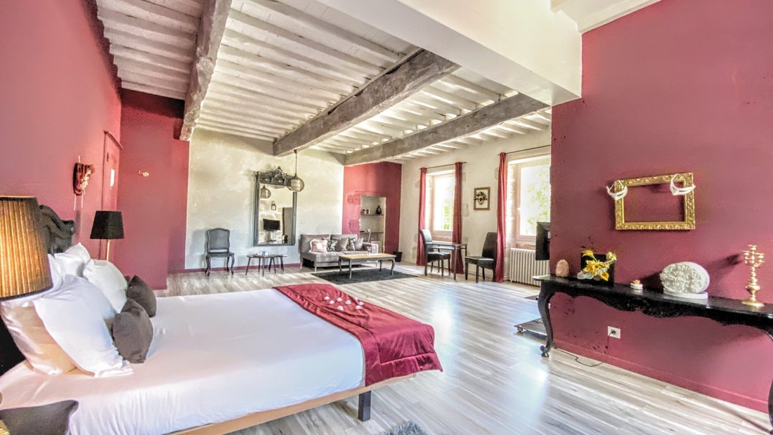 The Mill Castle of Lauzerte: A 17th-Century Spa Retreat Woven with Water & Light