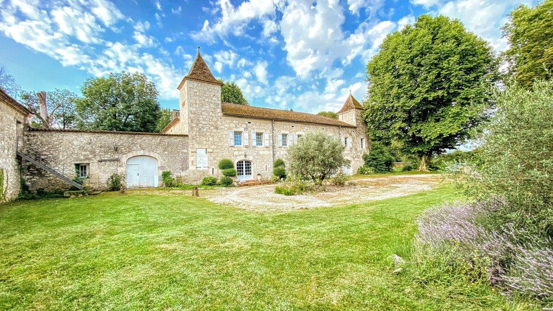 The Mill Castle of Lauzerte: A 17th-Century Spa Retreat Woven with Water & Light