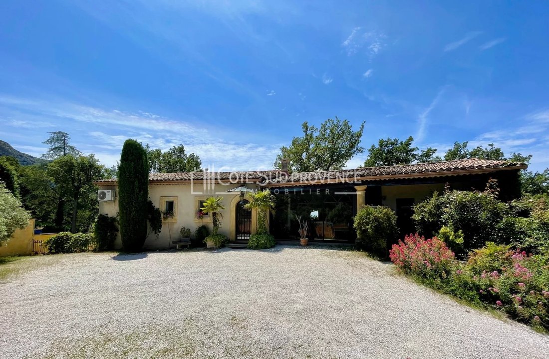 Estate in Robion, Provence-Alpes-Côte d'Azur, France 3 - 15887391